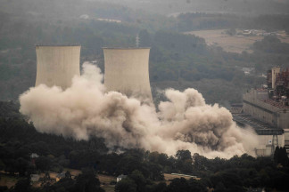 Demolición de las torres de refrigeración de la antigua central térmica de Endesa, a 30 de julio de 2026, en As Pontes, A Coruña, Galicia (España).