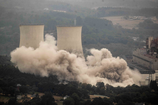 Demolición de las torres de refrigeración de la antigua central térmica de Endesa, a 30 de julio de 2026, en As Pontes, A Coruña, Galicia (España).