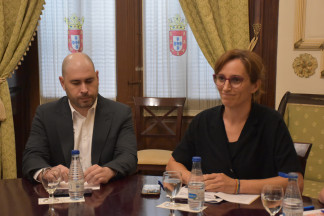 La ministra de Sanidad, Mónica García (d), acompañada del delegado del Gobierno en Ceuta, Miguel Ángel Pérez (i), es recibida por el presidente de Ceuta, a 16 de agosto de 2026, en Ceuta (España