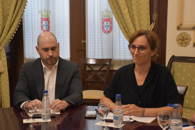 La ministra de Sanidad, Mónica García (d), acompañada del delegado del Gobierno en Ceuta, Miguel Ángel Pérez (i), es recibida por el presidente de Ceuta, a 16 de agosto de 2026, en Ceuta (España