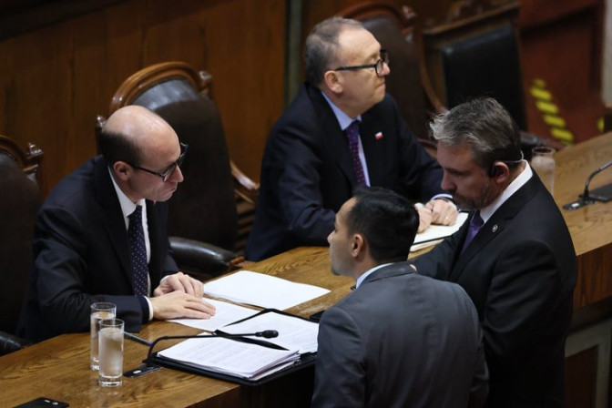 Ministro Arrau y diputados 768x512