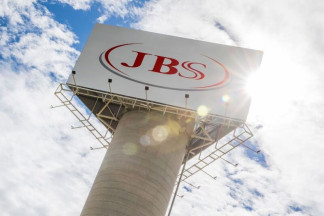 Archivo - Cartel del gigante cárnico brasileño JBS.