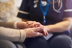 Archivo - Cuidados de mayores, alzheimer.