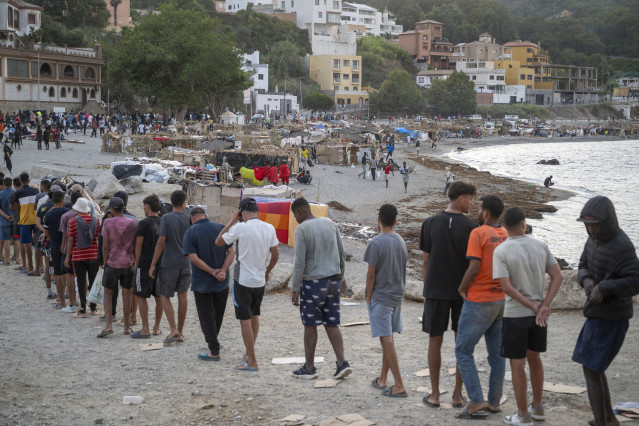 Varios inmigrantes en una playa, a 19 de agosto de 2026, en Ceuta (España). Ceuta sigue afrontando una grave crisis humanitaria después de la histórica entrada masiva de más de 70.000 migrantes a nado por el Tarajal durante los días 30 y 31 del pasado mes