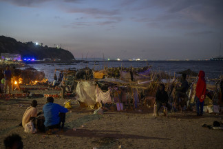 Varios inmigrantes en una playa, a 19 de agosto de 2026, en Ceuta (España). Ceuta sigue afrontando una grave crisis humanitaria después de la histórica entrada masiva de más de 70.000 migrantes a 