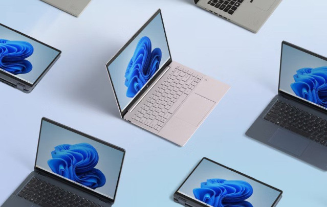 Imagen de varios portátiles con Windows 11.