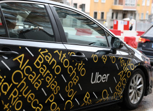 Archivo - Coche Uber circula por una calle, a 13 de febrero de 2026, en Madrid (España).