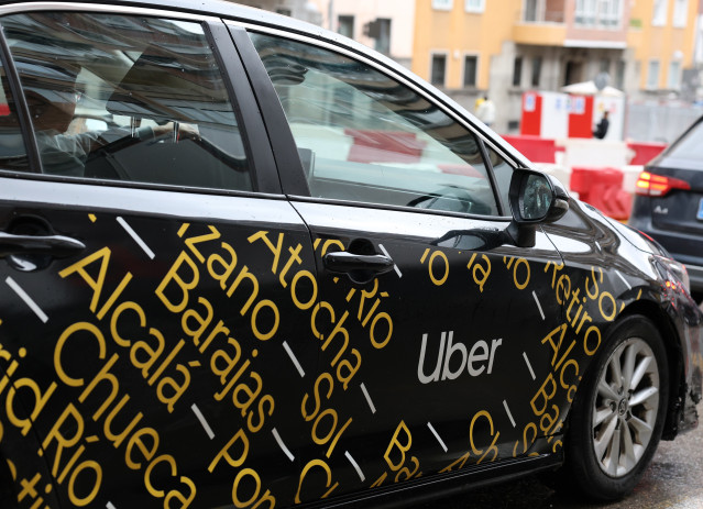 Archivo - Coche Uber circula por una calle, a 13 de febrero de 2026, en Madrid (España).