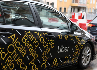 Archivo - Coche Uber circula por una calle, a 13 de febrero de 2026, en Madrid (España).