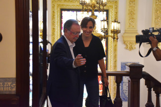 La ministra de Sanidad, Mónica García (d), es recibida por el presidente de Ceuta, Juan Jesús Vivas (i), a 16 de agosto de 2026, en Ceuta (España). La ministra de Sanidad visita la Ciudad Autónom