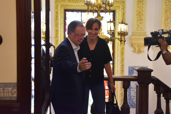 La ministra de Sanidad, Mónica García (d), es recibida por el presidente de Ceuta, Juan Jesús Vivas (i), a 16 de agosto de 2026, en Ceuta (España). La ministra de Sanidad visita la Ciudad Autónom