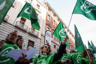 Archivo - Varias personas con banderas de CSIF durante una concentración de CSIF frente al Ministerio de Hacienda, a 13 de febrero de 2025, en Madrid (España). La Central Sindical Independiente y de