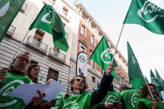 Archivo - Varias personas con banderas de CSIF durante una concentración de CSIF frente al Ministerio de Hacienda, a 13 de febrero de 2025, en Madrid (España). La Central Sindical Independiente y de