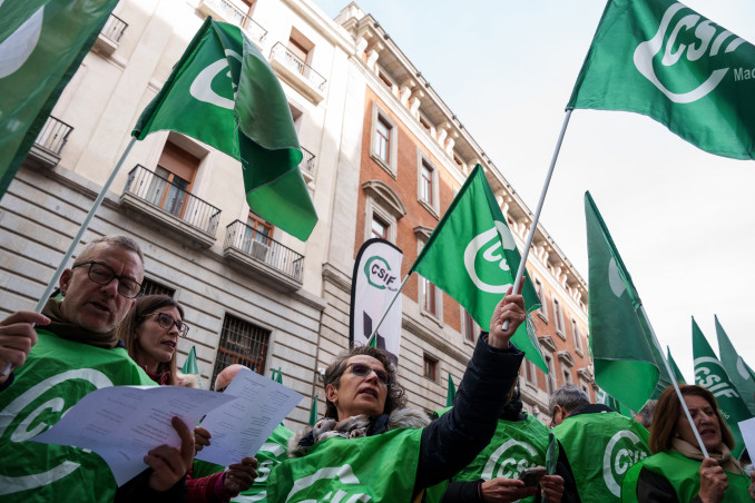 Archivo - Varias personas con banderas de CSIF durante una concentración de CSIF frente al Ministerio de Hacienda, a 13 de febrero de 2025, en Madrid (España). La Central Sindical Independiente y de