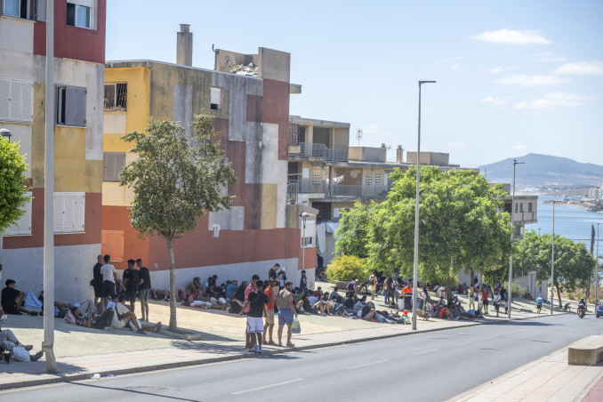 Varios migrantes, a 22 de agosto de 2026, en Ceuta (España). Sanidad convoca a las comunidades autónomas el lunes 24 de agosto para activar el mecanismo de solidaridad y enviar vacunas a Ceuta. Una 