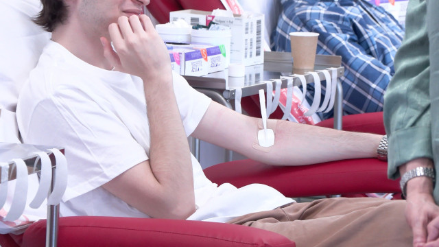 Archivo - Joven donando sangre