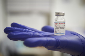 Archivo - Una profesional sanitaria sostiene un vial de la vacuna de Moderna contra la Covid-19 en el antiguo colegio de Maristas en Pamplona, donde el Servicio Navarro de Salud ha instalado uno de lo
