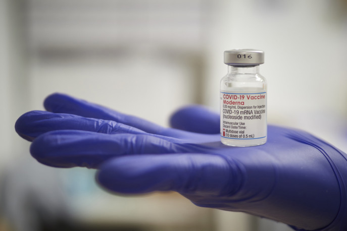 Archivo - Una profesional sanitaria sostiene un vial de la vacuna de Moderna contra la Covid-19 en el antiguo colegio de Maristas en Pamplona, donde el Servicio Navarro de Salud ha instalado uno de lo