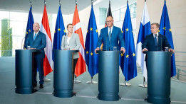 De izquierda a derecha: el canciller de Austria, Christian Stocker; la primera ministra de Dinamarca, Mette Frederiksen; el canciller de Alemania, Friedrich Merz, y el primer ministro de Finlandia, Pe