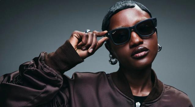 Persona con unas gafas Ray-Ban Meta con IA