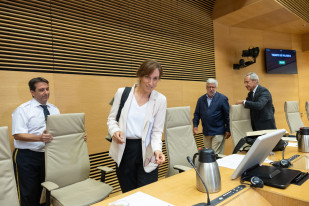La ministra de Sanidad, Mónica García (2i), y el presidente de la Comisión de Sanidad del Congreso de los Diputados, Agustín Santos (2d), a su llegada a la comparecencia ante la mencionada Comisi�