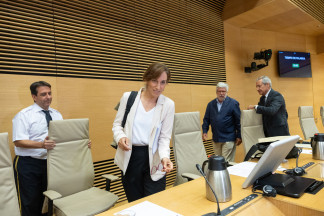 La ministra de Sanidad, Mónica García (2i), y el presidente de la Comisión de Sanidad del Congreso de los Diputados, Agustín Santos (2d), a su llegada a la comparecencia ante la mencionada Comisi�