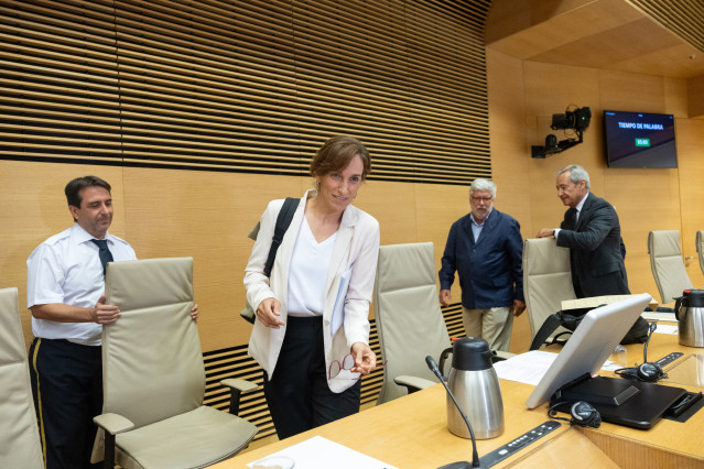 La ministra de Sanidad, Mónica García (2i), y el presidente de la Comisión de Sanidad del Congreso de los Diputados, Agustín Santos (2d), a su llegada a la comparecencia ante la mencionada Comisión, en el Congreso de los Diputados, a 27 de agosto de 2026,