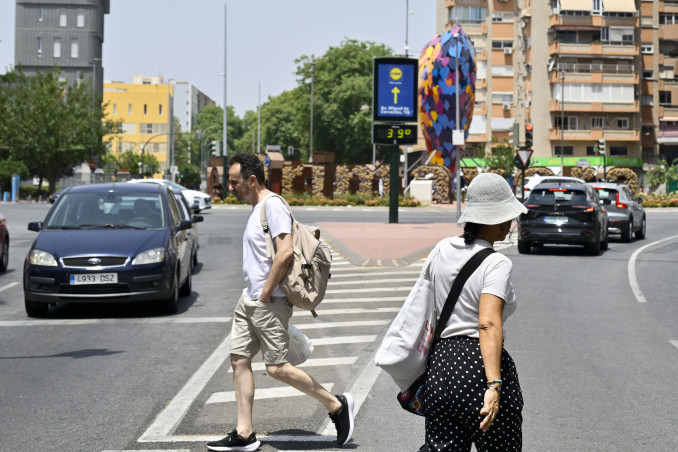 Archivo - Termómetro callejero marca 39 grados, a 22 de julio de 2026, en Murcia, Región de Murcia (España).  La Agencia Estatal de Meteorología (Aemet) ha establecido aviso naranja en toda la Reg