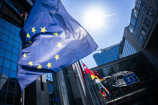 Bandera de la Unión Europea frente al edificio del Parlamento Europeo en Bruselas.