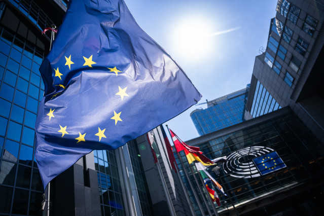 Bandera de la Unión Europea frente al edificio del Parlamento Europeo en Bruselas.