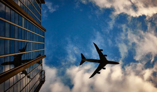 Archivo - Avión volando.