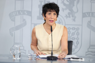 La portavoz del Gobierno y ministra de Inclusión, Seguridad Social y Migraciones, Elma Saiz, durante la rueda de prensa tras el Consejo de Ministros, a 25 de agosto de 2026, en Madrid (España). El C