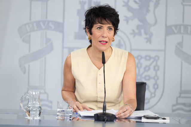 La portavoz del Gobierno y ministra de Inclusión, Seguridad Social y Migraciones, Elma Saiz, durante la rueda de prensa tras el Consejo de Ministros, a 25 de agosto de 2026, en Madrid (España). El Consejo de Ministros ha aprobado este martes 25 de agosto