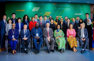 Foto de la alianza entre ONUSIDA, SADC, GHII, Gobierno de Sudáfrica, Gobierno de China, empresas farmacéuticas chinas y socios regionales y mundiales.