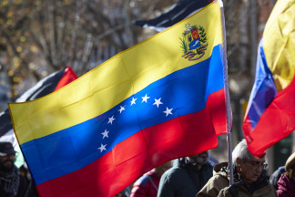 Archivo - Manifestantes portan bandera de Venezuela durante una marcha antiimperialista, a 25 de enero de 2026, en Madrid (España).