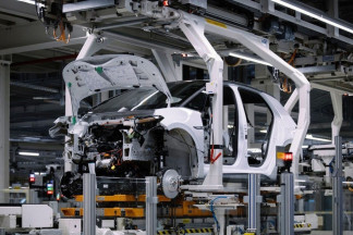Archivo - Producción de un vehículo de la marca alemana Volkswagen
