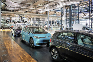 Archivo - Interior de una planta automovilística de la marca alemana Volkswagen
