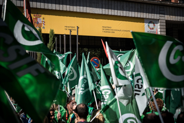 Archivo - Personal sanitario durante una concentración para exigir la aprobación de un nuevo Estatuto Marco, frente al Ministerio de Sanidad, a 1 de octubre de 2025, en Madrid (España). La protesta, convocada por Satse-FSES, CCOO, UGT, CSIF y CIG-Saúde, r