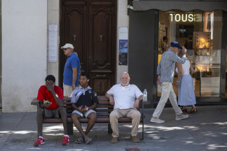 Varios migrantes, a 22 de agosto de 2026, en Ceuta (España). Sanidad convoca a las comunidades autónomas el lunes 24 de agosto para activar el mecanismo de solidaridad y enviar vacunas a Ceuta. Una 