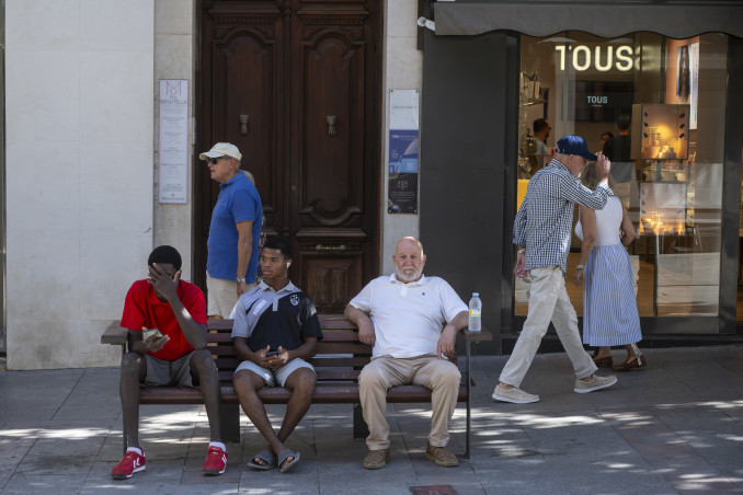 Varios migrantes, a 22 de agosto de 2026, en Ceuta (España). Sanidad convoca a las comunidades autónomas el lunes 24 de agosto para activar el mecanismo de solidaridad y enviar vacunas a Ceuta. Una 