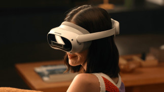 Mujer con un visor de realidad virtual Pico 4