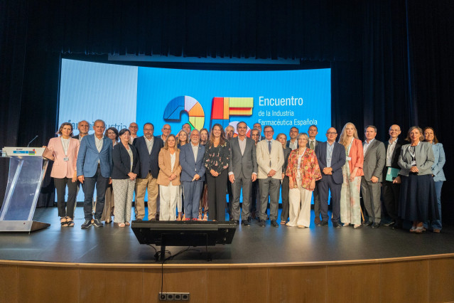 Foto de familia del Encuentro de la Industria Farmacéutica Española en la UIMP.
