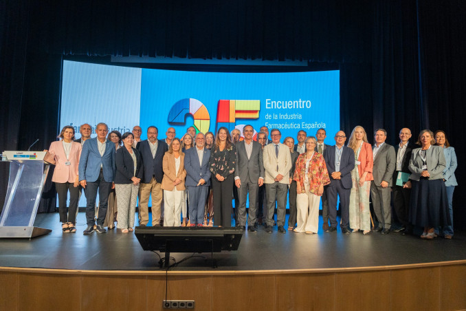 Foto de familia del Encuentro de la Industria Farmacéutica Española en la UIMP.