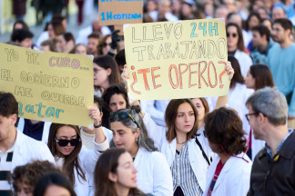 Archivo - Decenas de médicos durante una concentración convocada por el Sindicato Médico contra el Estatuto Marco propuesto por el Ministerio de Sanidad, a 11 de diciembre de 2025, en Santander, Ca