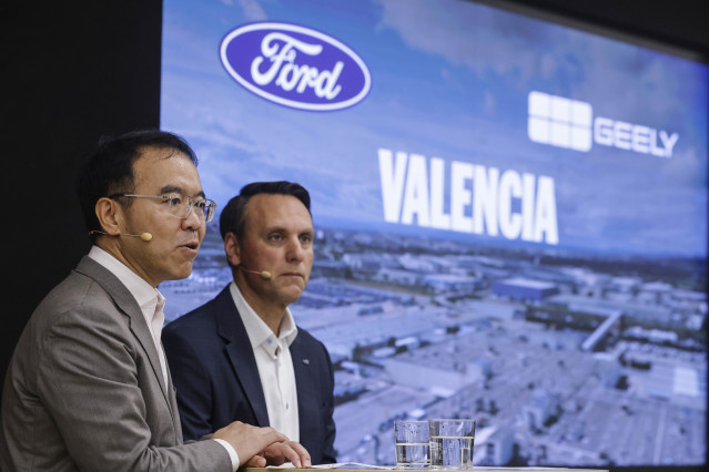 Archivo - El presidente de Ford Europa, Jim Baumbick, y el vicepresidente ejecutivo de Geely Holding Group, Victor Young, en la fábrica de  Ford Almussafes