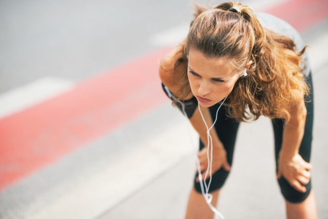 Archivo - Una chica descansa después de correr