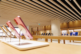Archivo - Varios IPhone expuestos en la nueva tienda de Apple en La Vaguada, a 27 de noviembre de 2024, en Madrid (España).