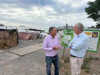 El presidente de la OMC, Tomás Cobo, y el presidente del Colegio de Médicos de Ceuta, Enrique Roviralta, en la Playa del Trampolín (Ceuta).