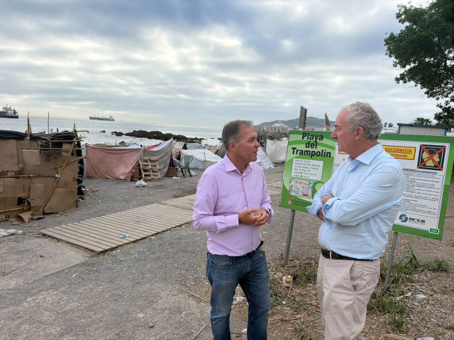 El presidente de la OMC, Tomás Cobo, y el presidente del Colegio de Médicos de Ceuta, Enrique Roviralta, en la Playa del Trampolín (Ceuta).