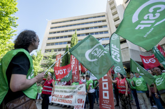 Archivo - Manifestantes durante una concentración frente a la Dirección General del Instituto Nacional de la Seguridad Social (INSS), a 17 de junio de 2026, en Madrid (España). La concentración ha